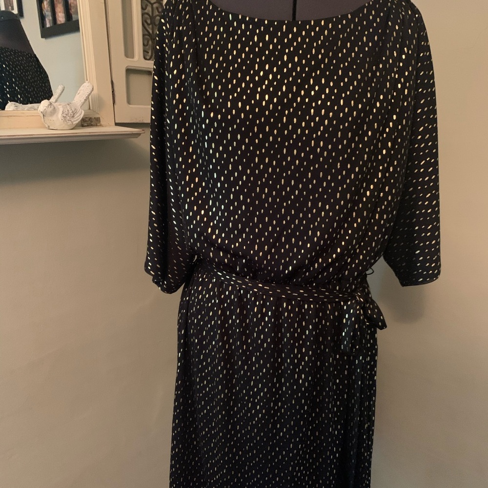 Cute little party dress. Open sleeves and belted